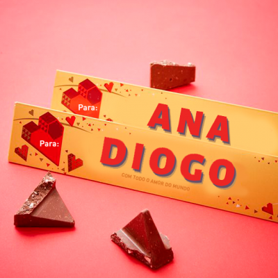 Duas barras de chocolate com embalagens amarelas e texto vermelho 