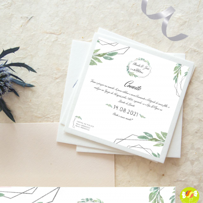 Convite cuadrado de papel decorado com folhas verdes e texto impresso, acompanhado por envelope e fita prateada.