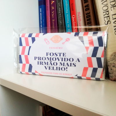 barra de chocolate com rótulo parabenizando irmão mais velho