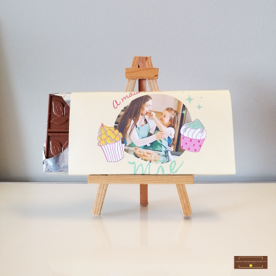 Barra de chocolate com embalagem decorada em cavalete de madeira