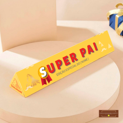 Embalagem triangular amarela para chocolate com texto 'SUPER PAI'