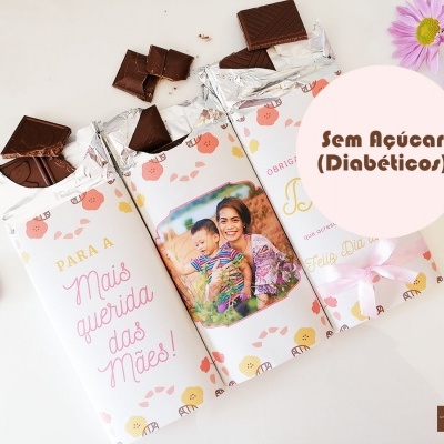 Barras de chocolate sem açúcar com embalagens decoradas para o Dia da Mãe, abertas mostrando pedaços de chocolate.