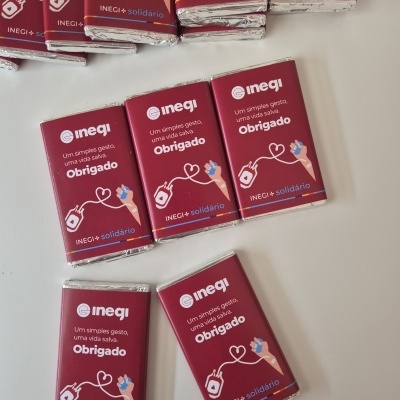 Pacotes de chocolate vermelhos com mensagem de agradecimento e campanha solidária