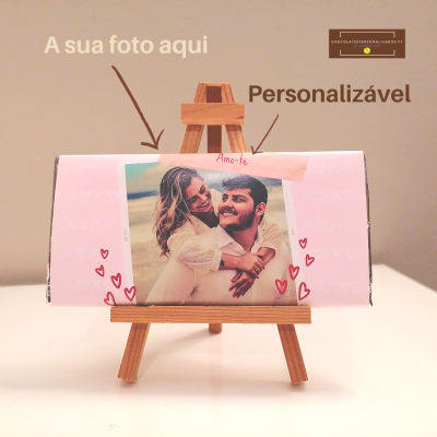 Barra de chocolate rosa clara com foto personalizada numa moldura sobre cavalete de madeira