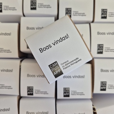 Ao serviço da República Portuguesa Várias caixas brancas empilhadas com texto 'Boas vindas!' e logo CAMPUS APP