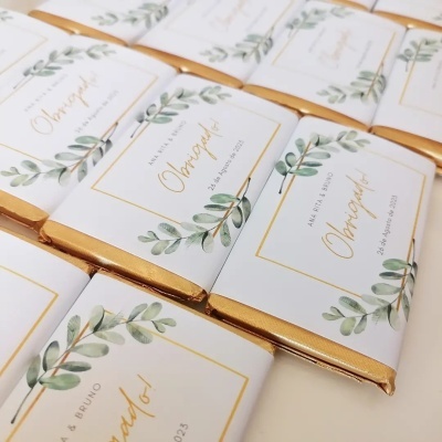 barras de chocolate com embalagem branca e folhas verdes