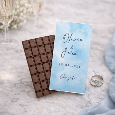 Barra de chocolate com embalagem azul personalizada com nomes e data