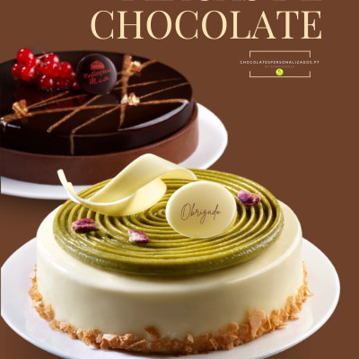 Duas tartes decoradas, uma de chocolate negro com frutos vermelhos e outra com cobertura branca e detalhes verdes, texto promocional de placas de chocolate