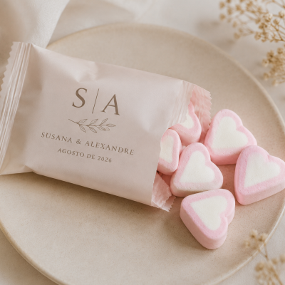 Balas em forma de coração rosa e branco com embalagem personalizada em prato bege