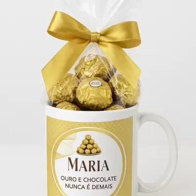 Caneca com bombons dourados e laço dourado