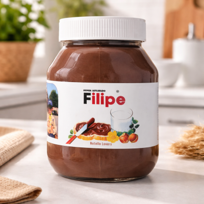 Frasco de creme de chocolate com rótulo branco na cozinha