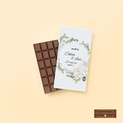 Barra de chocolate com embalagem branca decorada e texto personalizado