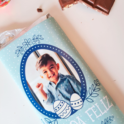 Barra de chocolate com embalagem azul e foto de criança para Páscoa