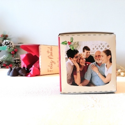 Caixa decorativa com foto de família e caixa 'Feliz Natal' ao lado