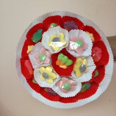 Bouquet de doces em forminhas de papel coloridas visto de cima