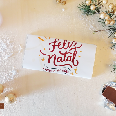 Chocolate embrulhado com mensagem de Natal e enfeites