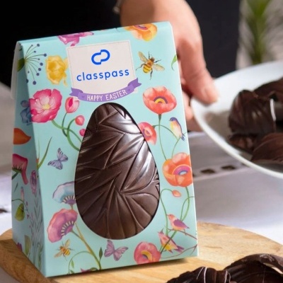Ovo de Páscoa de chocolate numa caixa azul decorada com flores e abelha