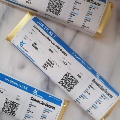 Chocolates para a Semana dos Óscares no Canal Hollywood Barras de chocolate com rótulos que parecem bilhetes de avião numa superfície de mármore