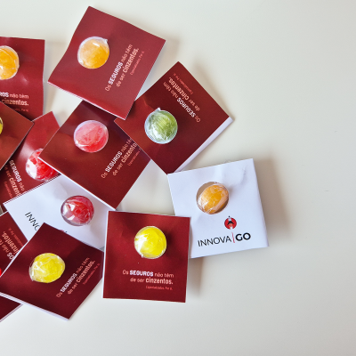 Pastilhas coloridas em embalagens de cartão vermelho e branco