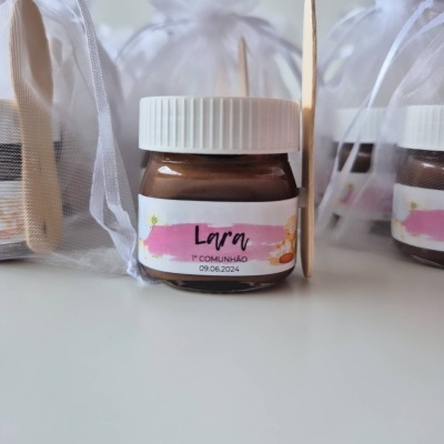 Frasco pequeno de vidro com creme e etiqueta personalizada para comunhão