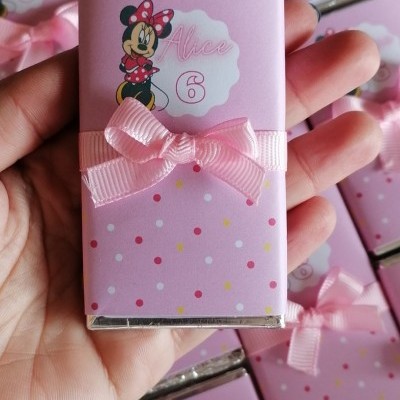 Chocolate com embalagem rosa, bolinhas coloridas, laço rosa e Minnie, texto Alice 6