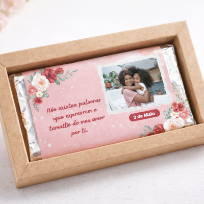 Chocolate embalado com capa rosa, flores e fotografia de mãe e filha
