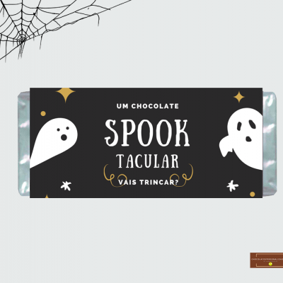 Barra de chocolate com etiqueta preta temática de Halloween e desenhos de fantasmas