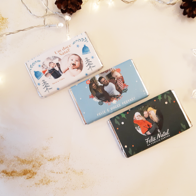 Barras de chocolate com embalagens personalizadas natalinas e decoração festiva