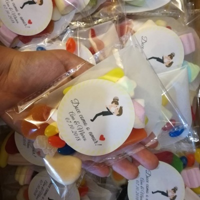 Pacote de guloseimas com etiqueta personalizada de casamento.
