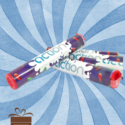 Três tubos cilíndricos com rótulo colorido e texto 'action', sobre fundo azul com padrão espiral