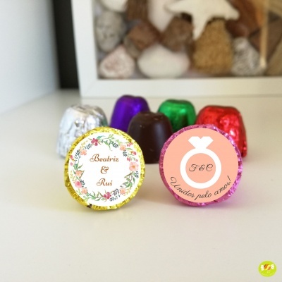 Bombons coloridos com rótulos personalizados e papel metalizado