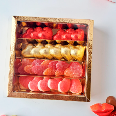 Caixa&#x20;Harmonia&#x20;do&#x20;Cora&#x00E7;&#x00E3;o&#x3A;&#x20;24&#x20;Del&#x00ED;cias,&#x20;12&#x20;Bombons&#x20;de&#x20;Chocolate&#x20;de&#x20;Leite&#x20;e&#x20;Caramelo&#x20;e&#x20;12&#x20;Gomas