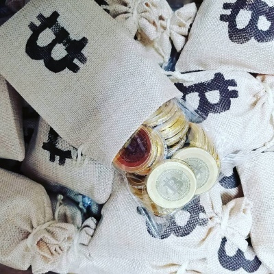Bolsas de tecido com símbolo Bitcoin e moedas plásticas douradas
