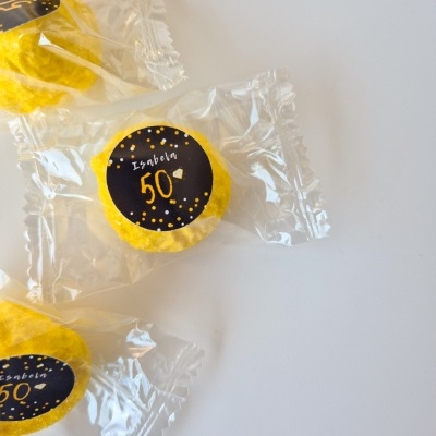 Macarons amarelos embalados individualmente com etiqueta 