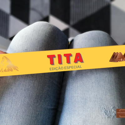 Embalagem amarela de chocolate TITA com texto vermelho e dourado