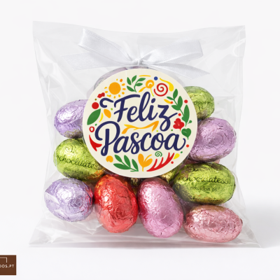 Pacote de ovos de chocolate coloridos com etiqueta feliz Páscoa