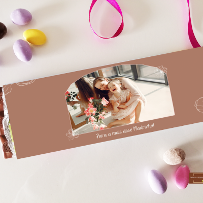 Embalagem de chocolate personalizada com foto e ovos de chocolate coloridos ao redor