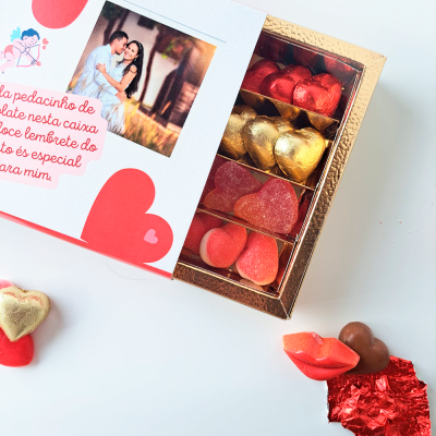 Caixa&#x20;Harmonia&#x20;do&#x20;Cora&#x00E7;&#x00E3;o&#x3A;&#x20;24&#x20;Del&#x00ED;cias,&#x20;12&#x20;Bombons&#x20;de&#x20;Chocolate&#x20;de&#x20;Leite&#x20;e&#x20;Caramelo&#x20;e&#x20;12&#x20;Gomas