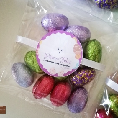 Ovos de chocolate coloridos embalados para Páscoa com etiqueta temática