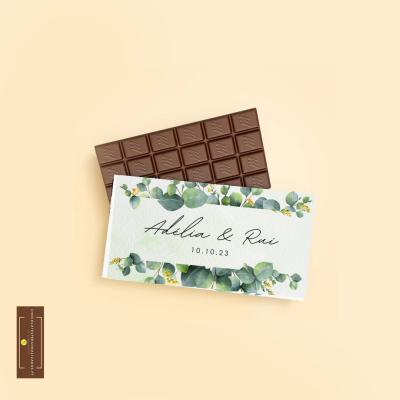 Barra de chocolate com embalagem personalizada com ramos verdes e texto Adélia & Rui 10.10.23