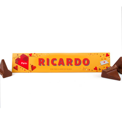 Barra de chocolate com embalagem laranja e texto para Ricardo