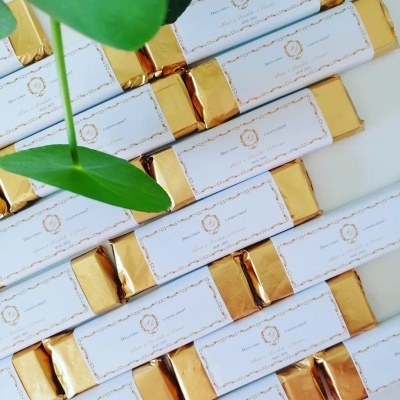 Alina & Deodato | Lembranças de Casamento em Dourado Barras de chocolate embaladas em papel branco com detalhes dourados e dourado metálico