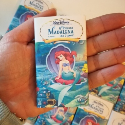 Barra de chocolate temática da Pequena Sereia da Disney com texto personalizado para aniversário