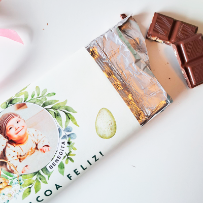 Barra de chocolate com embalagem branca e texto 'PÁSCOA FELIZ!'