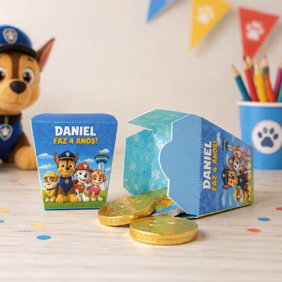 Caixinhas de papel azul com personagens da Patrulha Pata e texto DANIEL FAZ 4 ANOS!