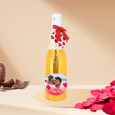 Garrafa dourada com etiqueta de casal e texto Amo-te num ambiente decorativo com chocolate e confetes vermelhos