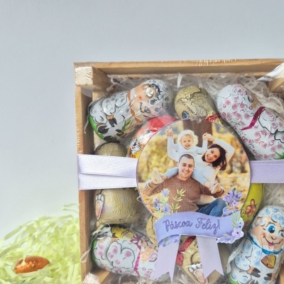 Caixa de chocolates com embalagem decorada e texto Páscoa Feliz