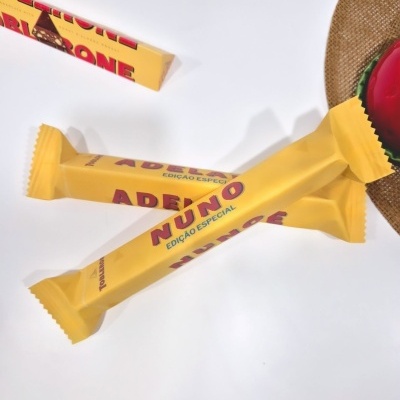 Barritas de chocolate Nuino em embalagem amarela com texto vermelho e azul