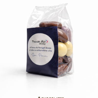 Pacote de amêndoas de chocolate coloridas com etiqueta personalizada da France Air Portugal