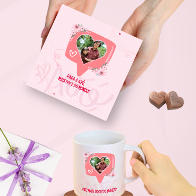 Caixa e caneca com foto em coração e texto para avó, chocolates em forma de coração, porta-copos de madeira, embrulho branco com fita lilás e flores
